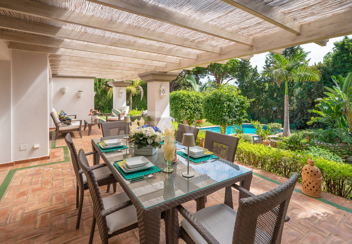 Elegant Villa on a Large Plot with Lush Gardens