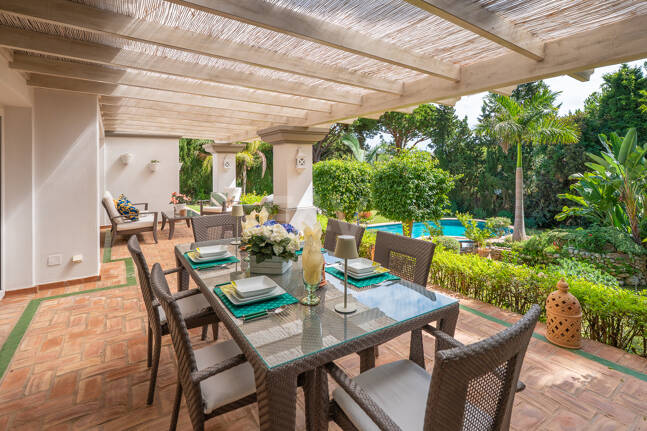 Elegant Villa on a Large Plot with Lush Gardens