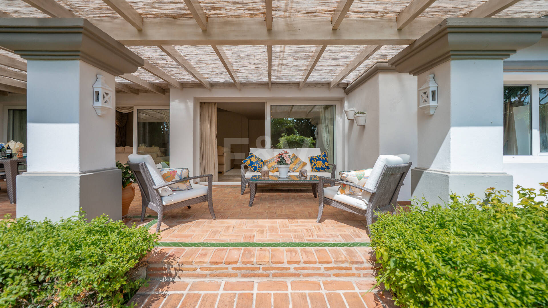 Elegant Villa on a Large Plot with Lush Gardens