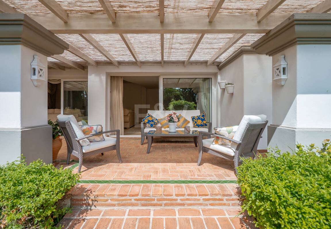 Elegant Villa on a Large Plot with Lush Gardens