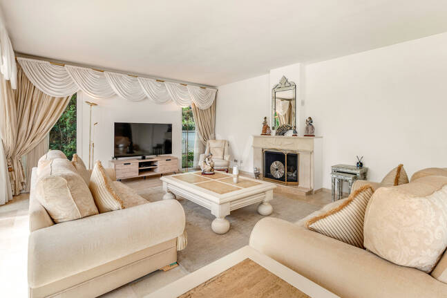 Elegant Villa on a Large Plot with Lush Gardens