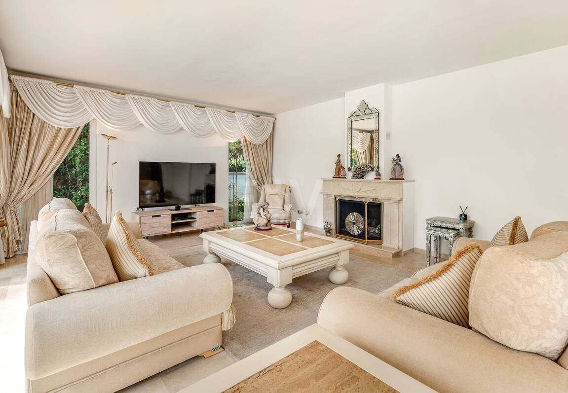 Elegant Villa on a Large Plot with Lush Gardens