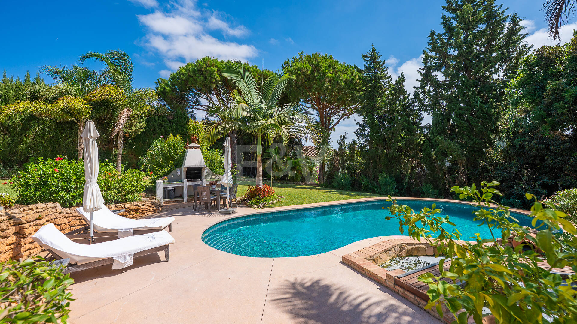 Elegant Villa on a Large Plot with Lush Gardens