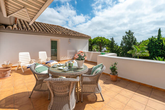 Elegant Villa on a Large Plot with Lush Gardens