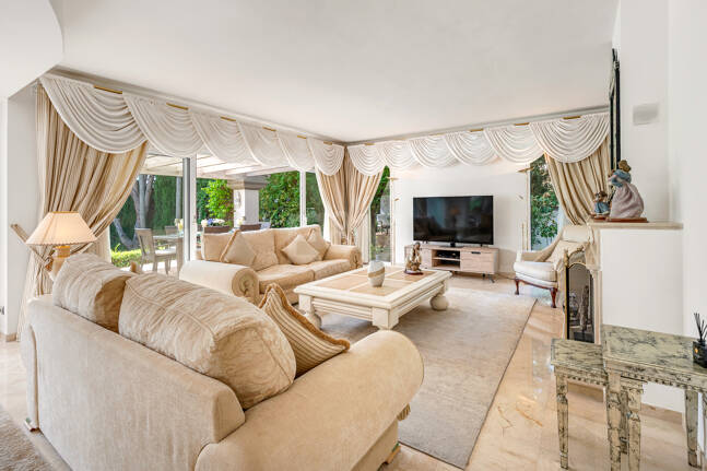 Elegant Villa on a Large Plot with Lush Gardens