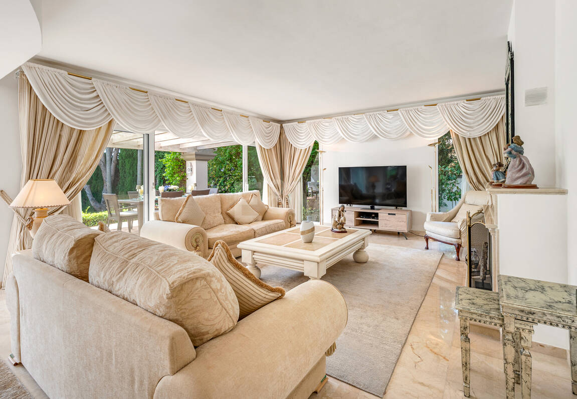 Elegant Villa on a Large Plot with Lush Gardens