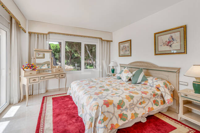 Elegant Villa on a Large Plot with Lush Gardens