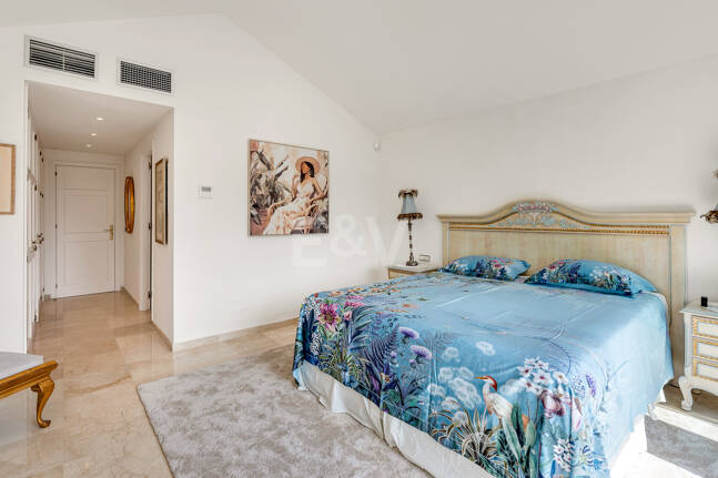 Elegant Villa on a Large Plot with Lush Gardens