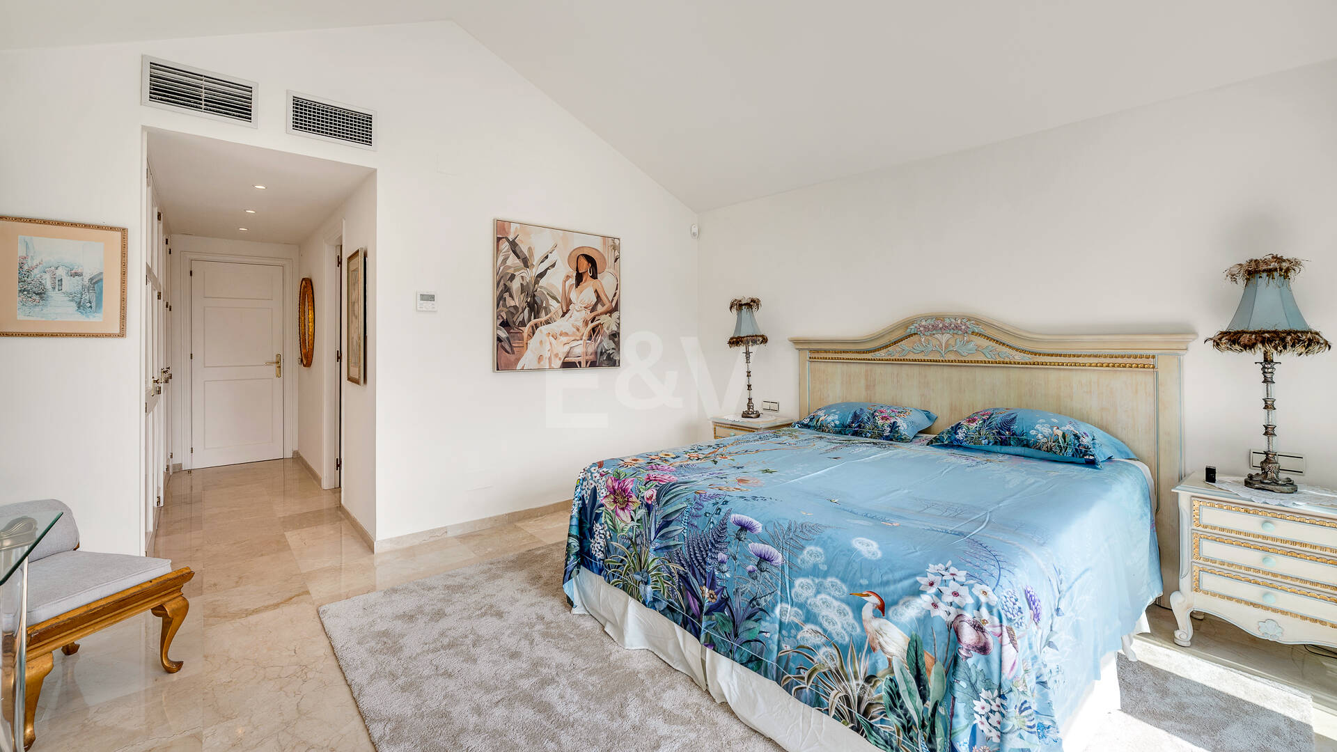 Elegant Villa on a Large Plot with Lush Gardens