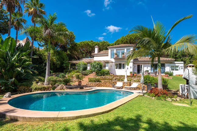 Elegant Villa on a Large Plot with Lush Gardens