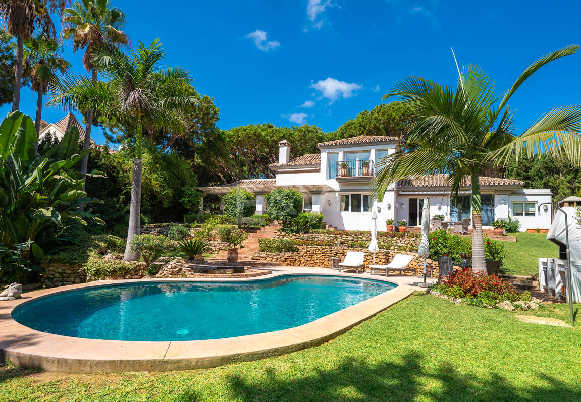 Elegant Villa on a Large Plot with Lush Gardens