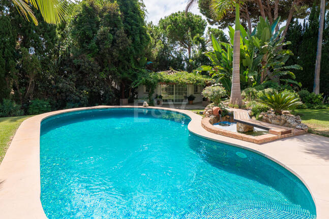 Elegant Villa on a Large Plot with Lush Gardens