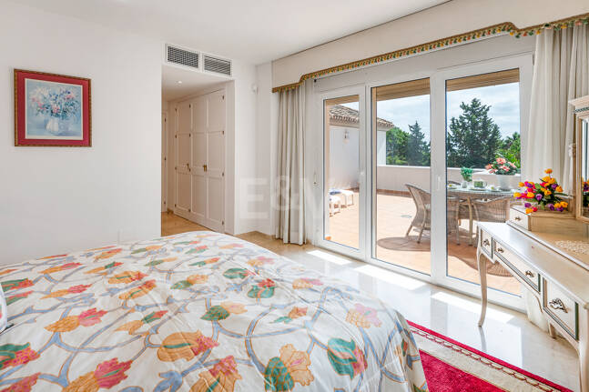 Elegant Villa on a Large Plot with Lush Gardens