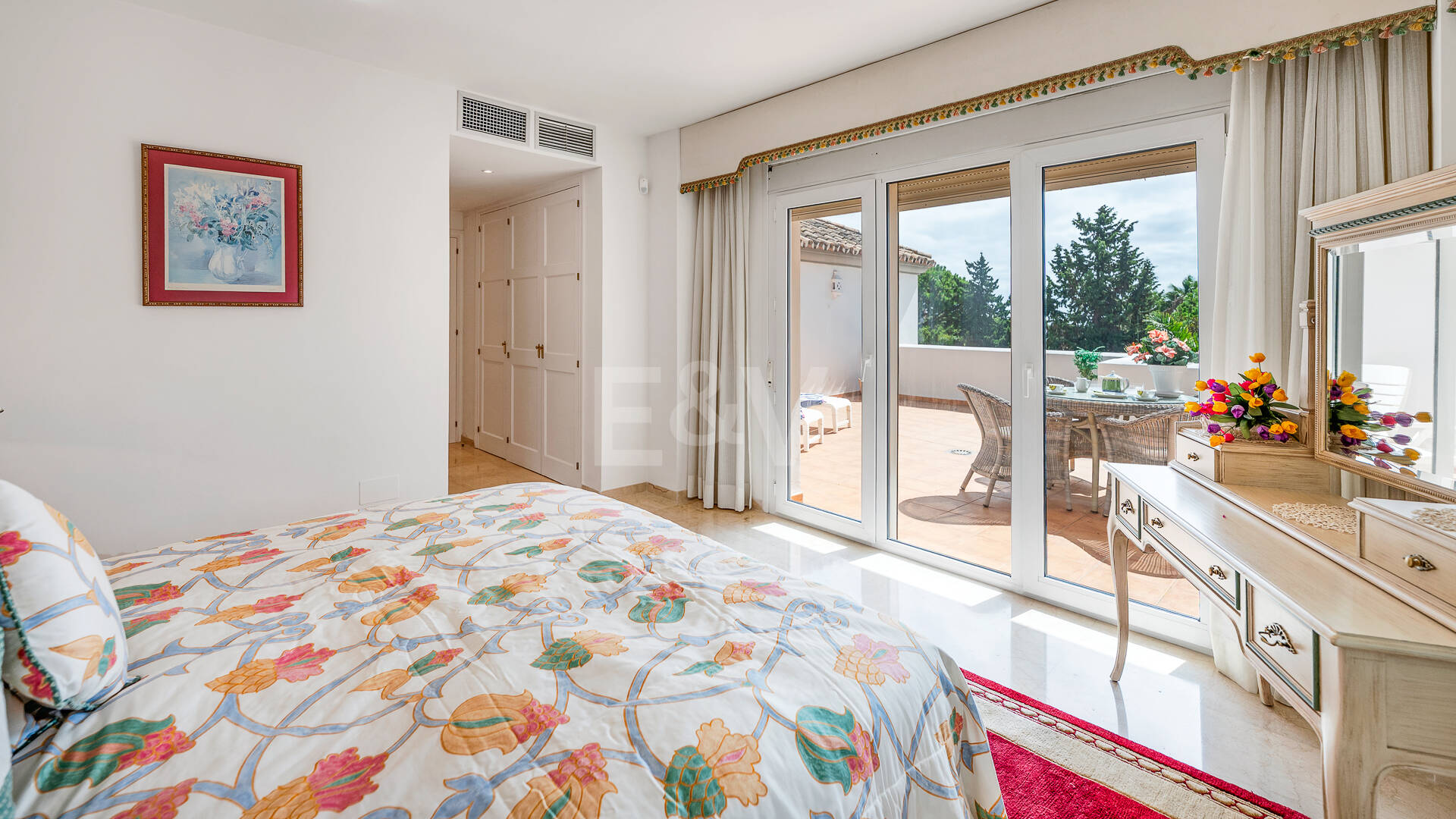 Elegant Villa on a Large Plot with Lush Gardens