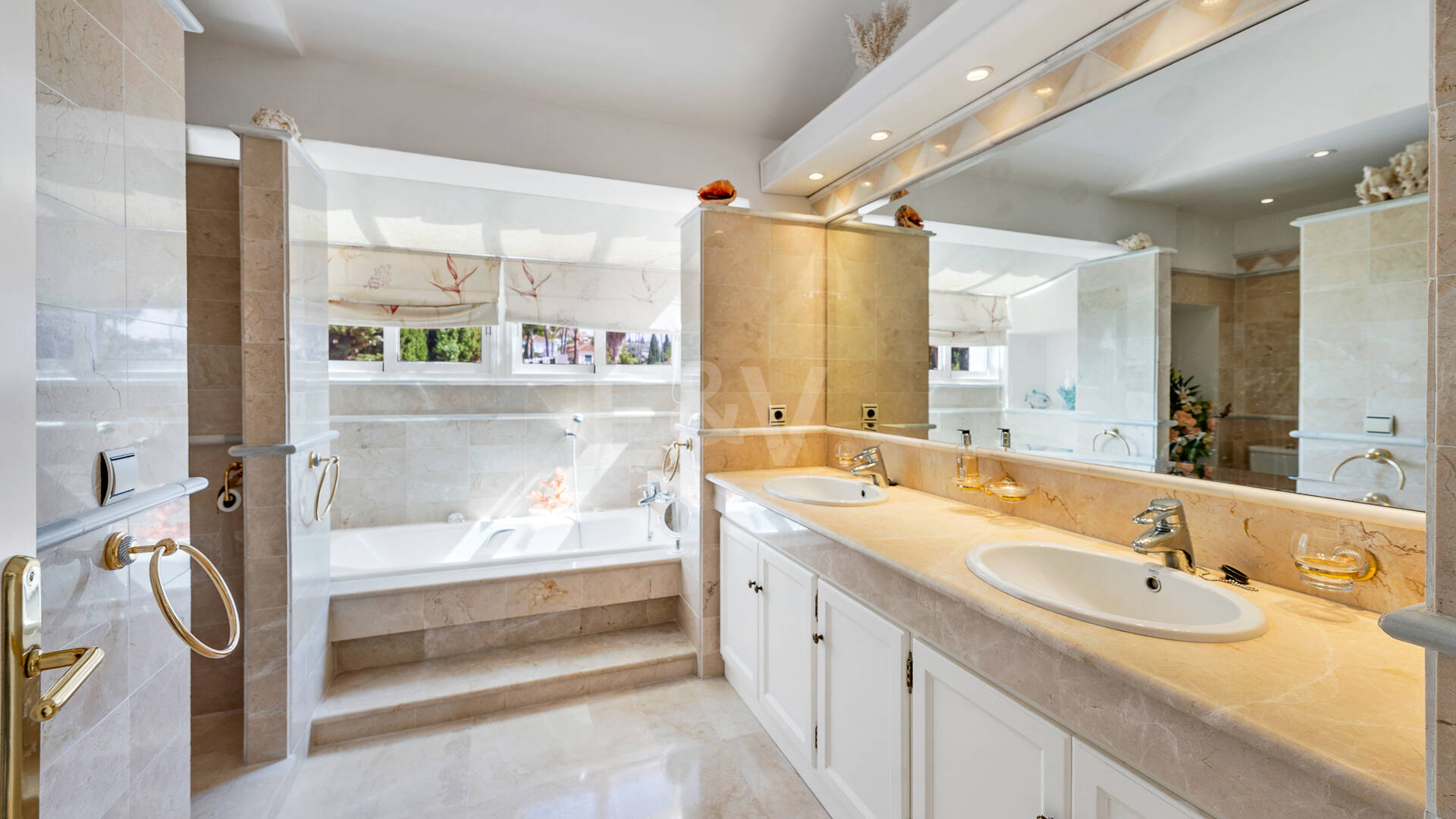 Elegant Villa on a Large Plot with Lush Gardens