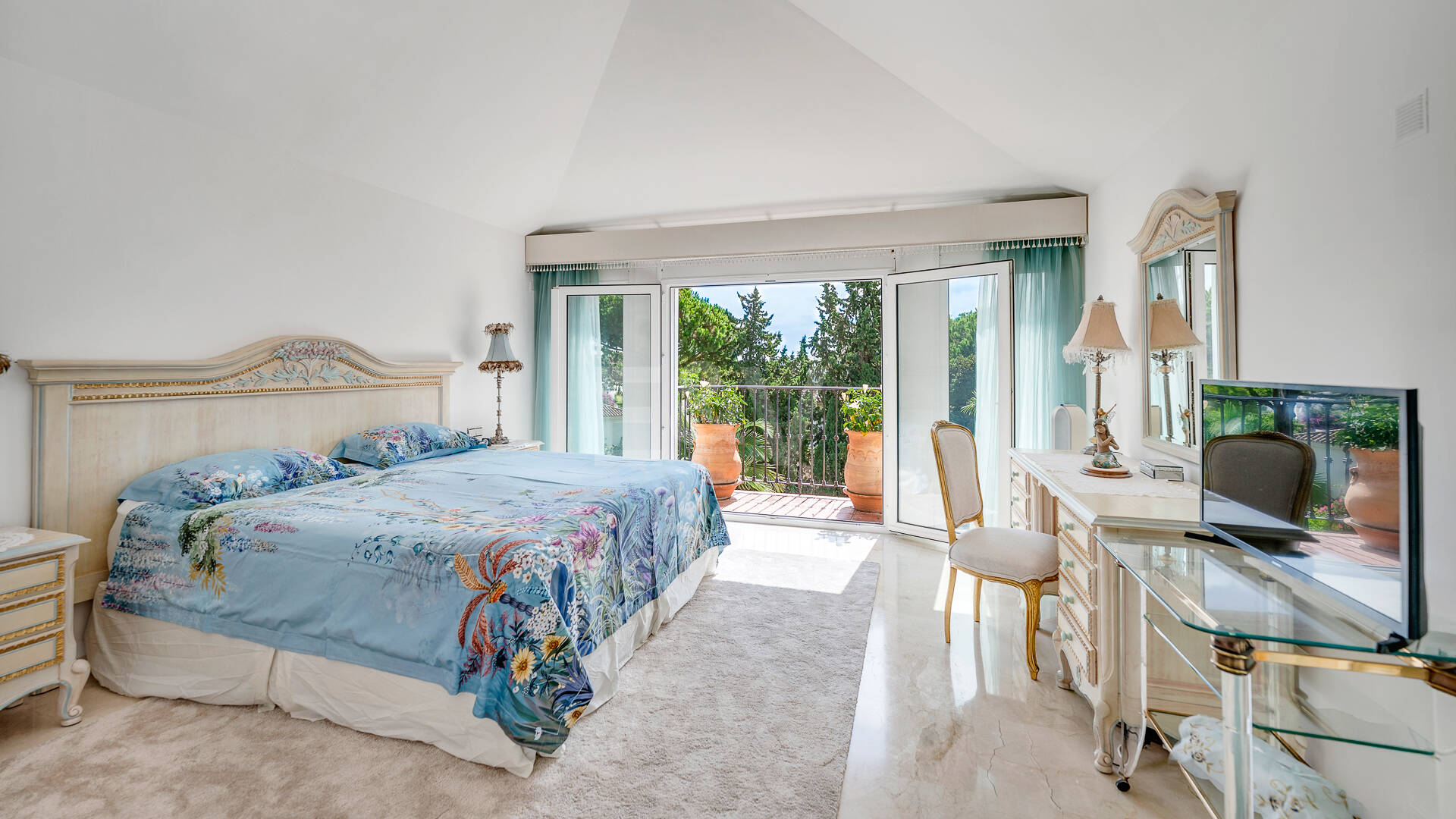 Elegant Villa on a Large Plot with Lush Gardens