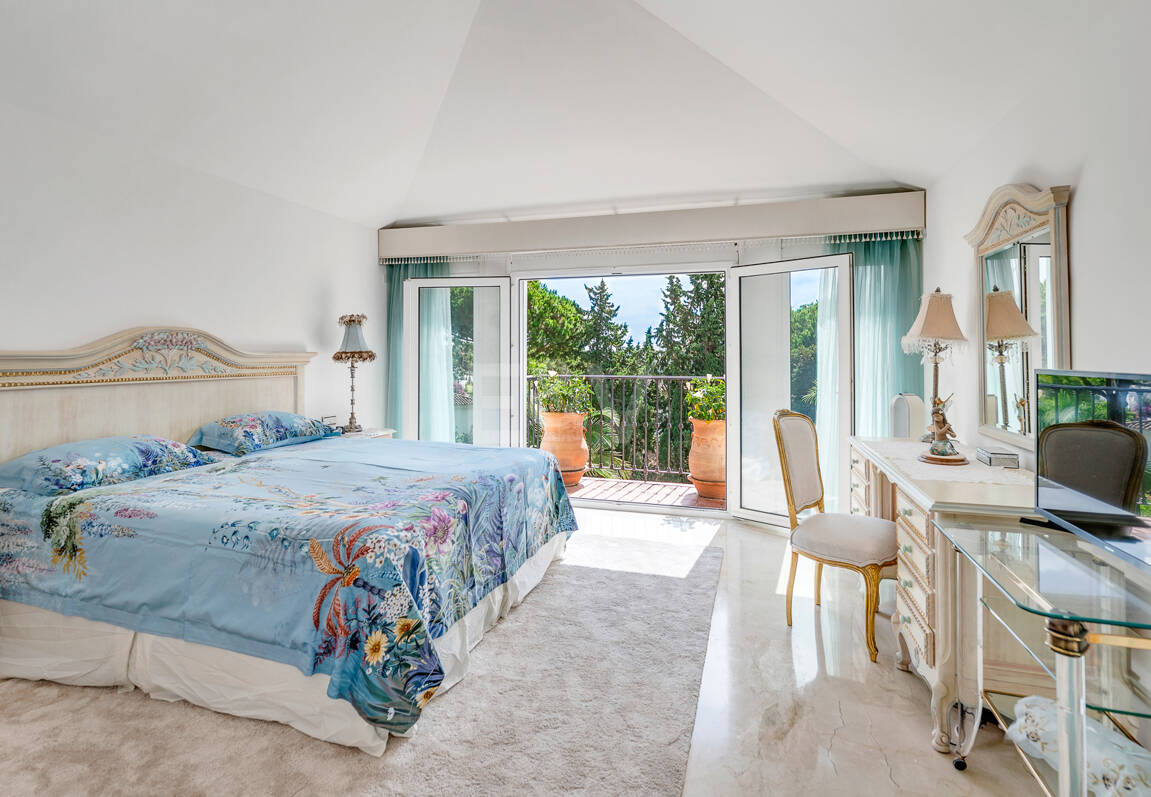 Elegant Villa on a Large Plot with Lush Gardens