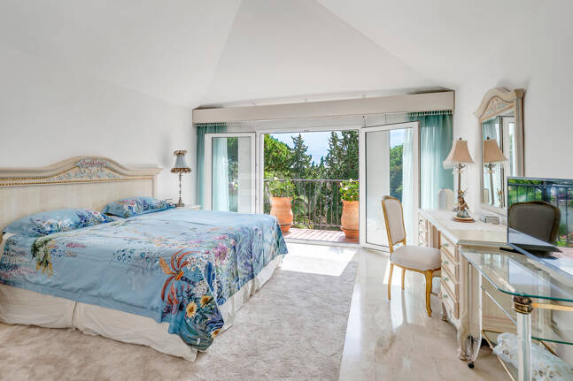 Elegant Villa on a Large Plot with Lush Gardens