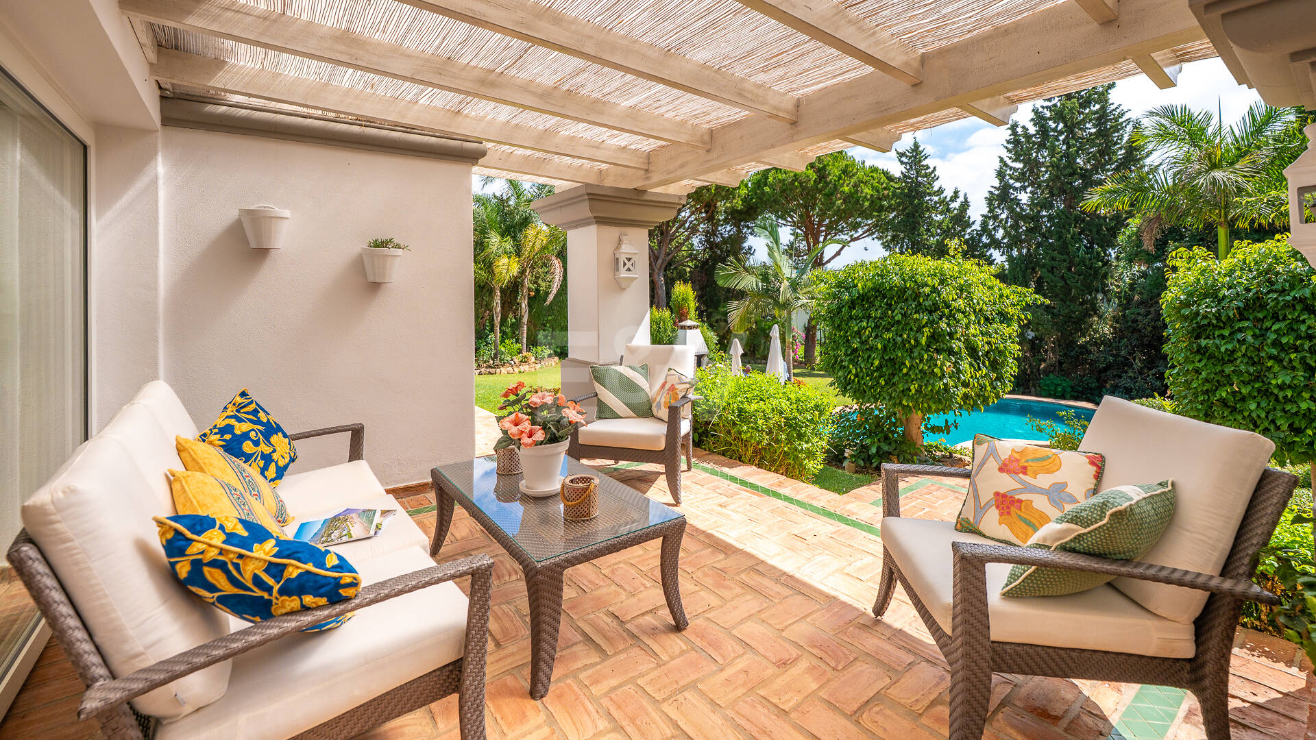 Elegant Villa on a Large Plot with Lush Gardens