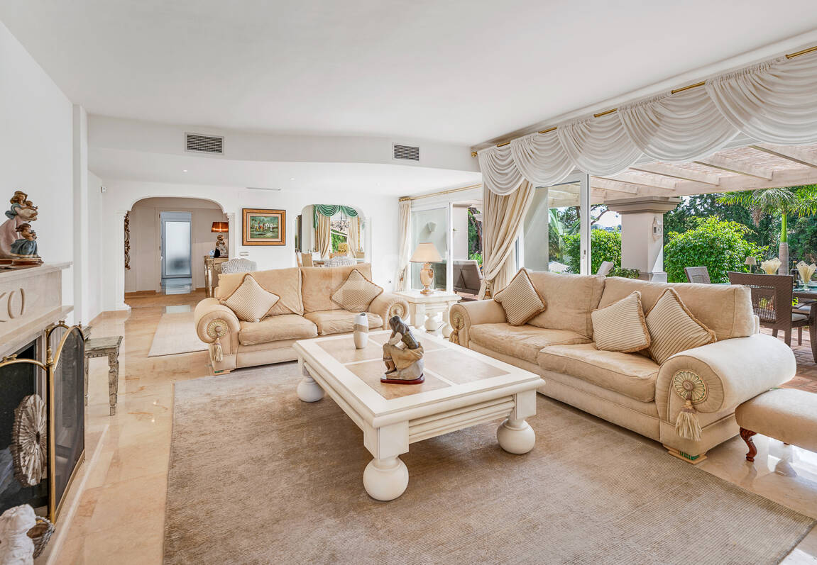 Elegant Villa on a Large Plot with Lush Gardens