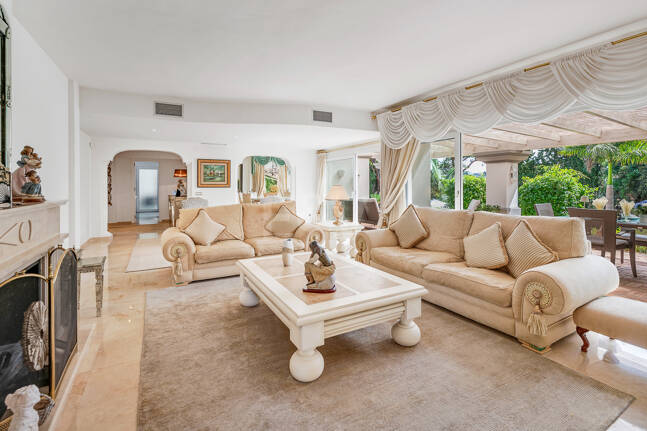 Elegant Villa on a Large Plot with Lush Gardens