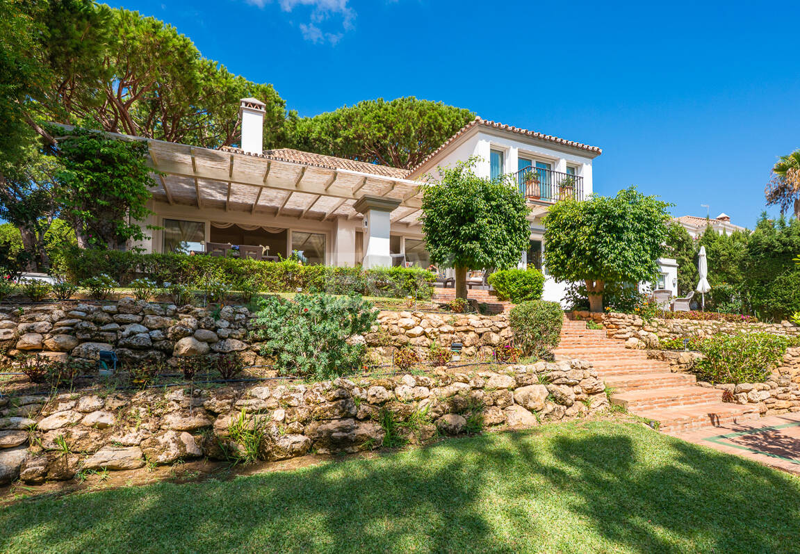 Elegant Villa on a Large Plot with Lush Gardens