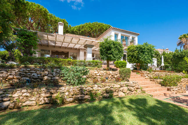 Elegant Villa on a Large Plot with Lush Gardens