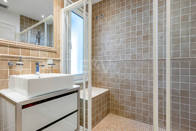 Elegant Villa on a Large Plot with Lush Gardens