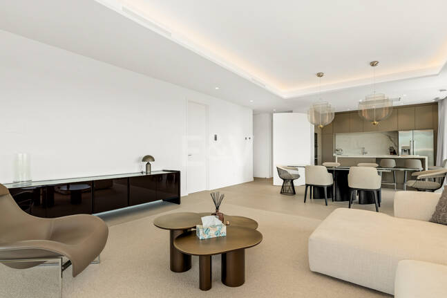 Elegant kustliv i Marbellas prestigefyllda gyllene mil