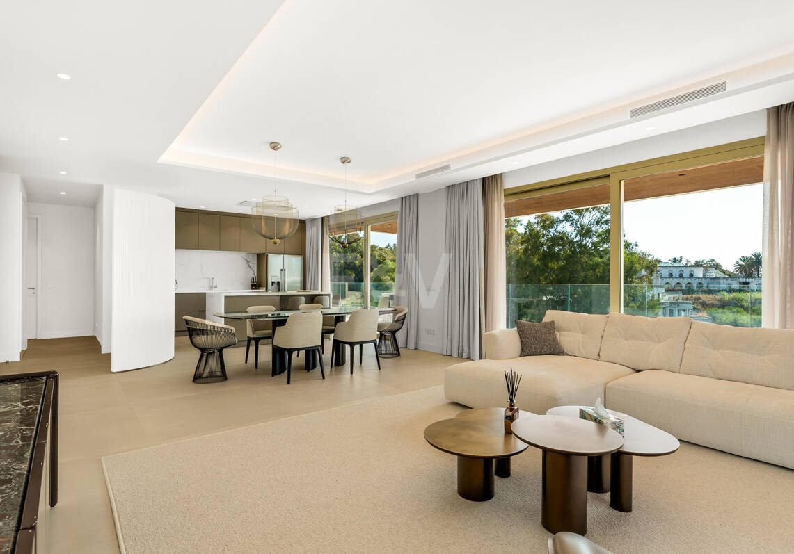 Elegant Coastal Living in Marbella’s Prestigious Golden Mile