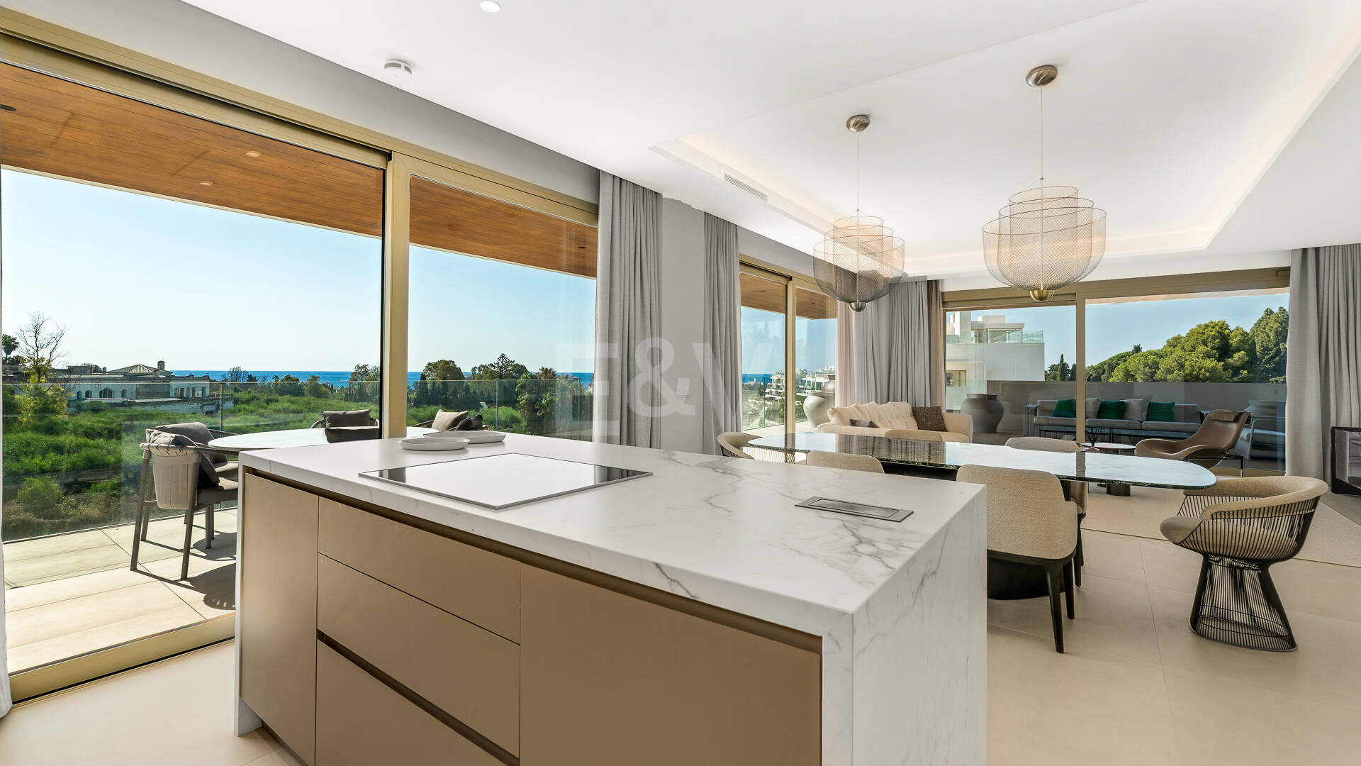 Elegant kustliv i Marbellas prestigefyllda gyllene mil