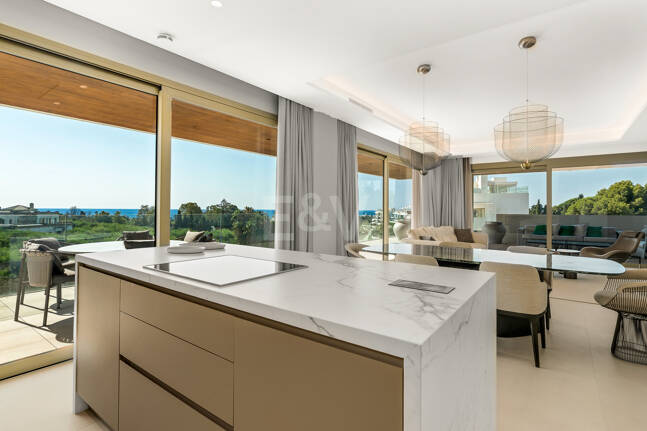 Elegant kustliv i Marbellas prestigefyllda gyllene mil