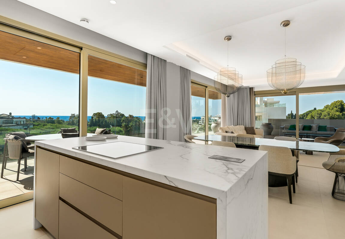 Elegant kustliv i Marbellas prestigefyllda gyllene mil