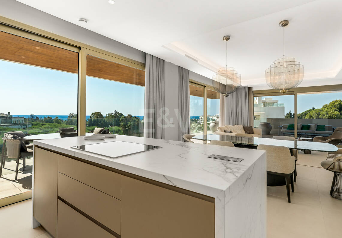 Elegant Coastal Living in Marbella’s Prestigious Golden Mile