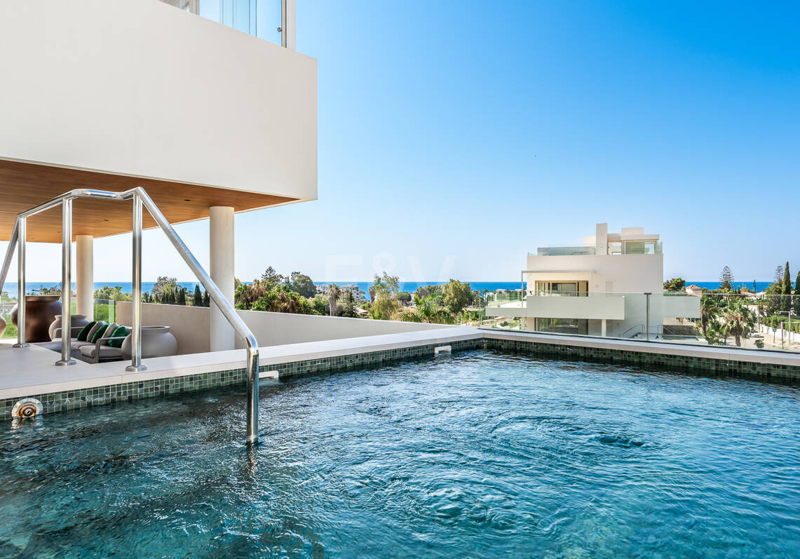 Elegant Coastal Living in Marbella’s Prestigious Golden Mile