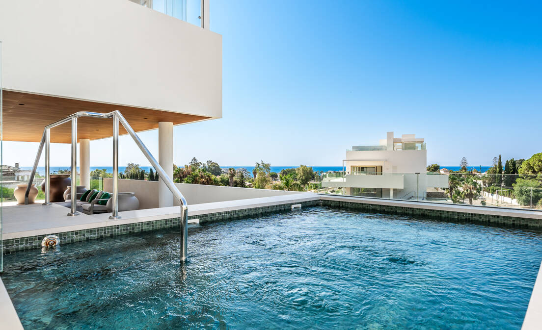 Elegant Coastal Living in Marbella’s Prestigious Golden Mile