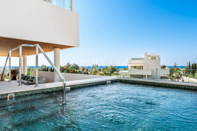 Elegant kustliv i Marbellas prestigefyllda gyllene mil