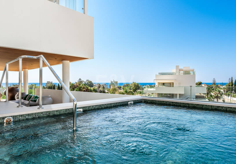 Elegant kustliv i Marbellas prestigefyllda gyllene mil