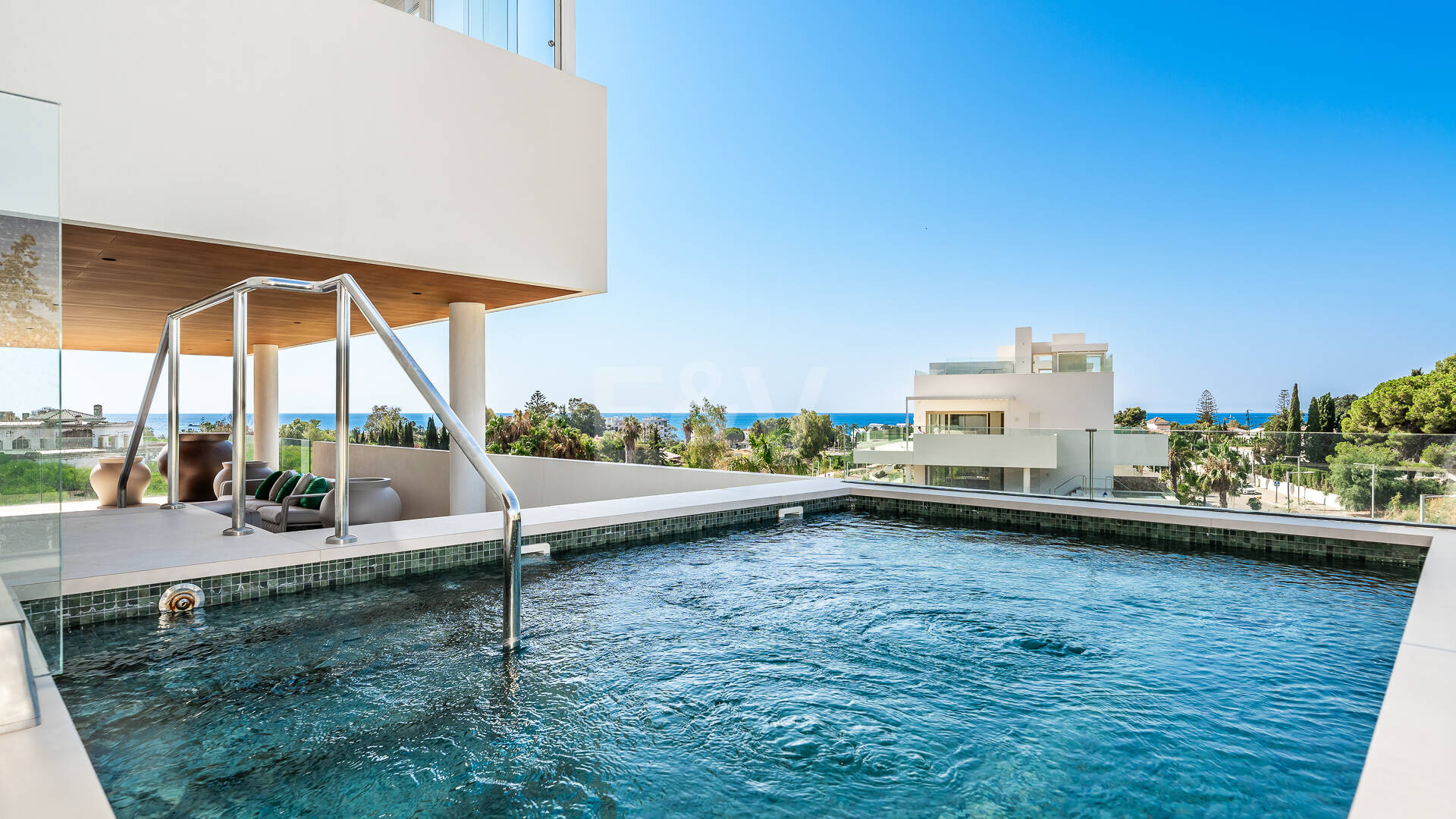 Elegant kustliv i Marbellas prestigefyllda gyllene mil