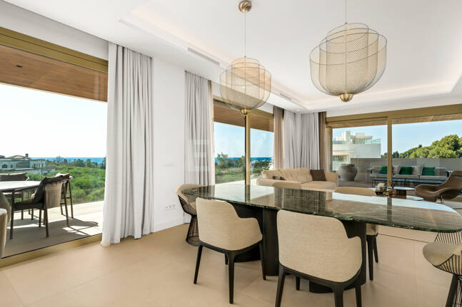 Elegant kustliv i Marbellas prestigefyllda gyllene mil