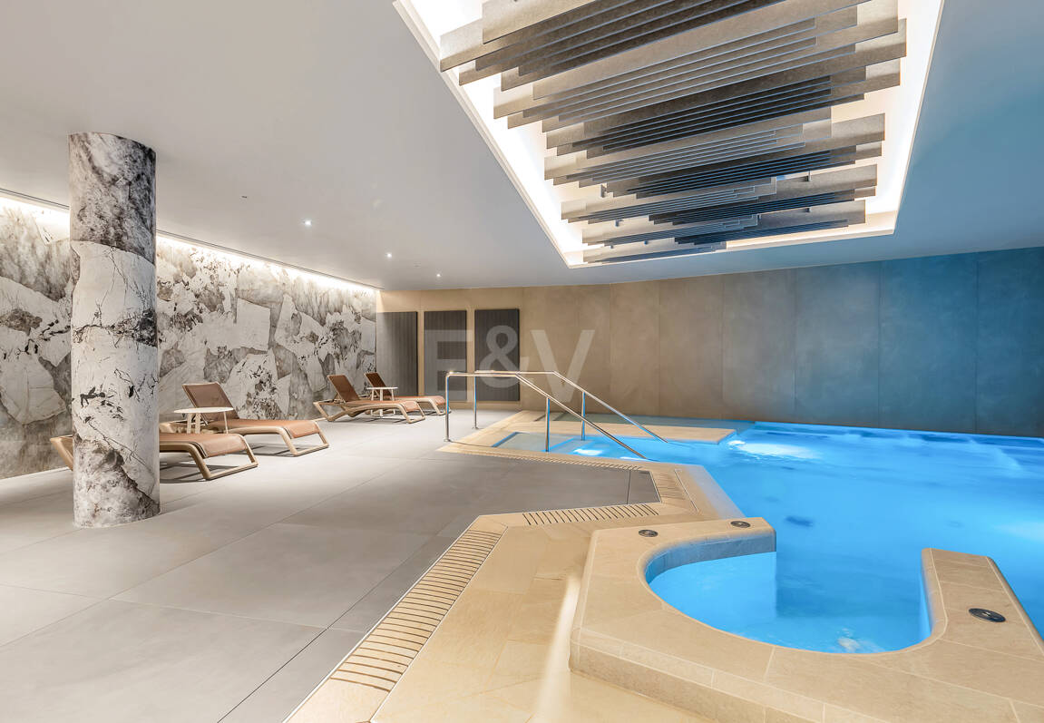 Elegant kustliv i Marbellas prestigefyllda gyllene mil