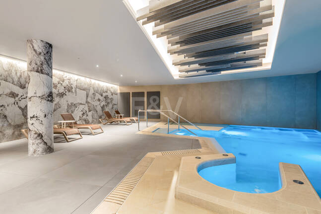 Elegant kustliv i Marbellas prestigefyllda gyllene mil