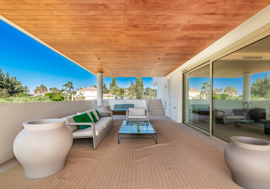 Elegant Coastal Living in Marbella’s Prestigious Golden Mile