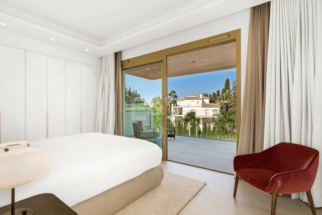 Elegant kustliv i Marbellas prestigefyllda gyllene mil