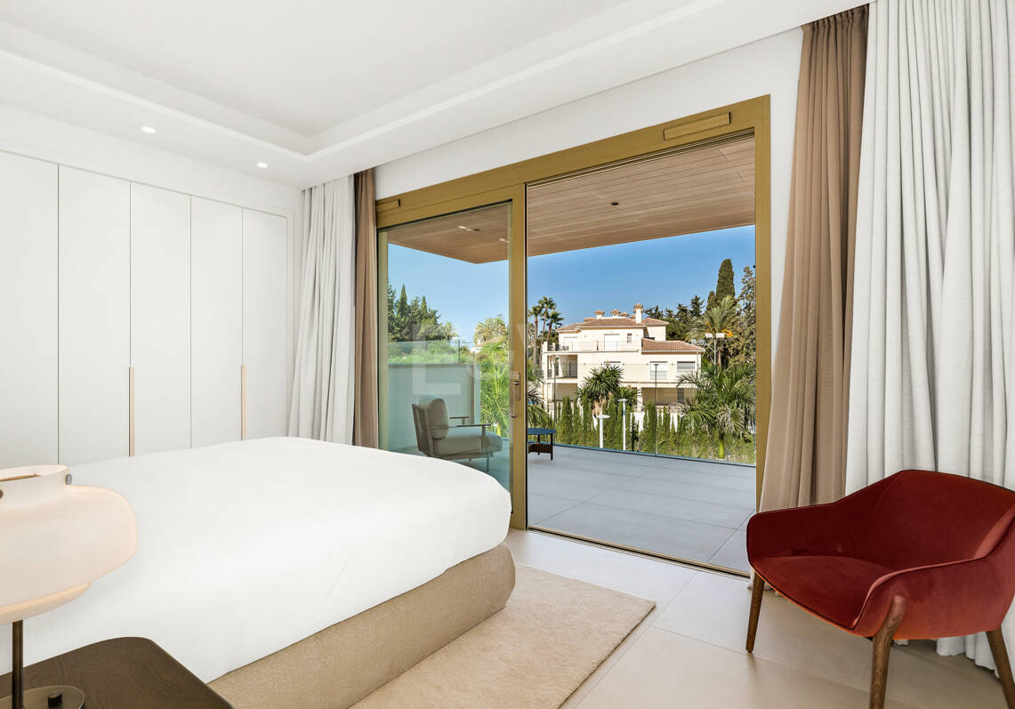 Elegant Coastal Living in Marbella’s Prestigious Golden Mile