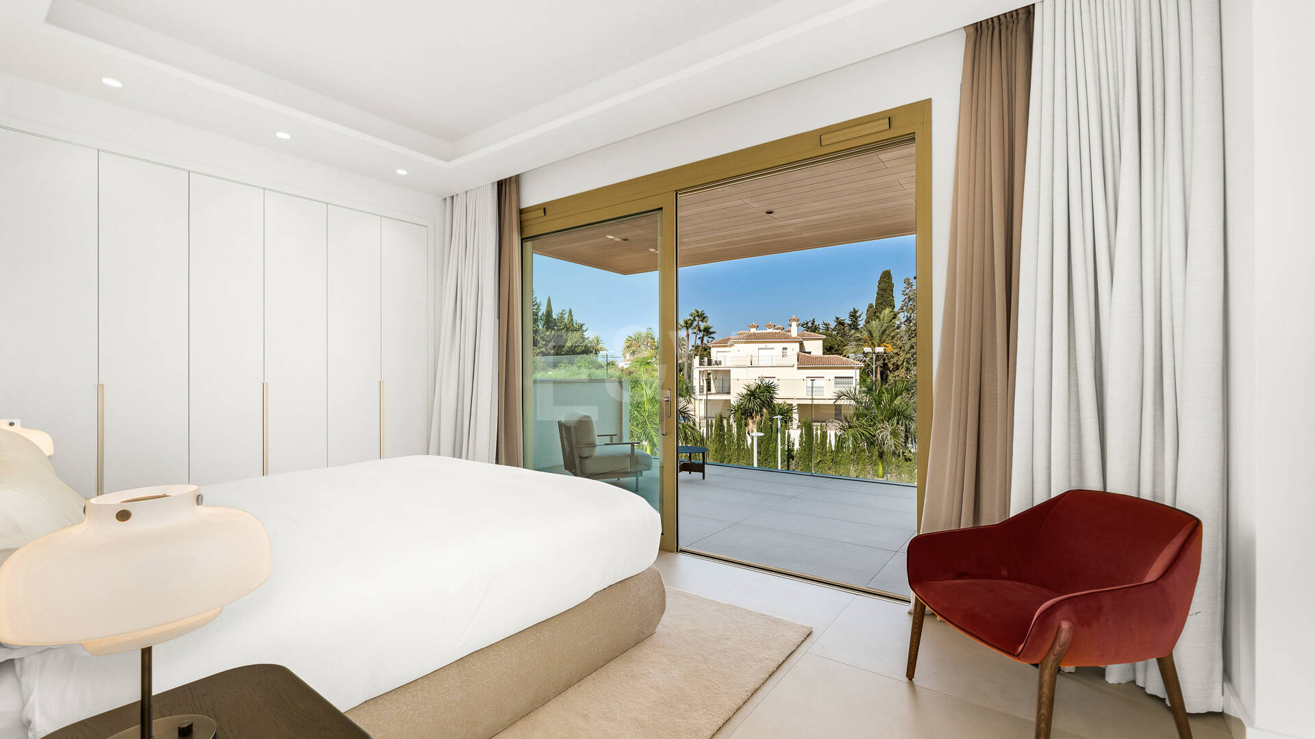 Elegant kustliv i Marbellas prestigefyllda gyllene mil