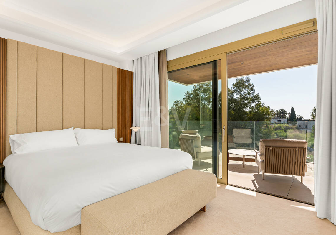 Elegant Coastal Living in Marbella’s Prestigious Golden Mile