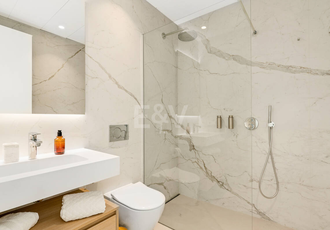 Elegant Coastal Living in Marbella’s Prestigious Golden Mile