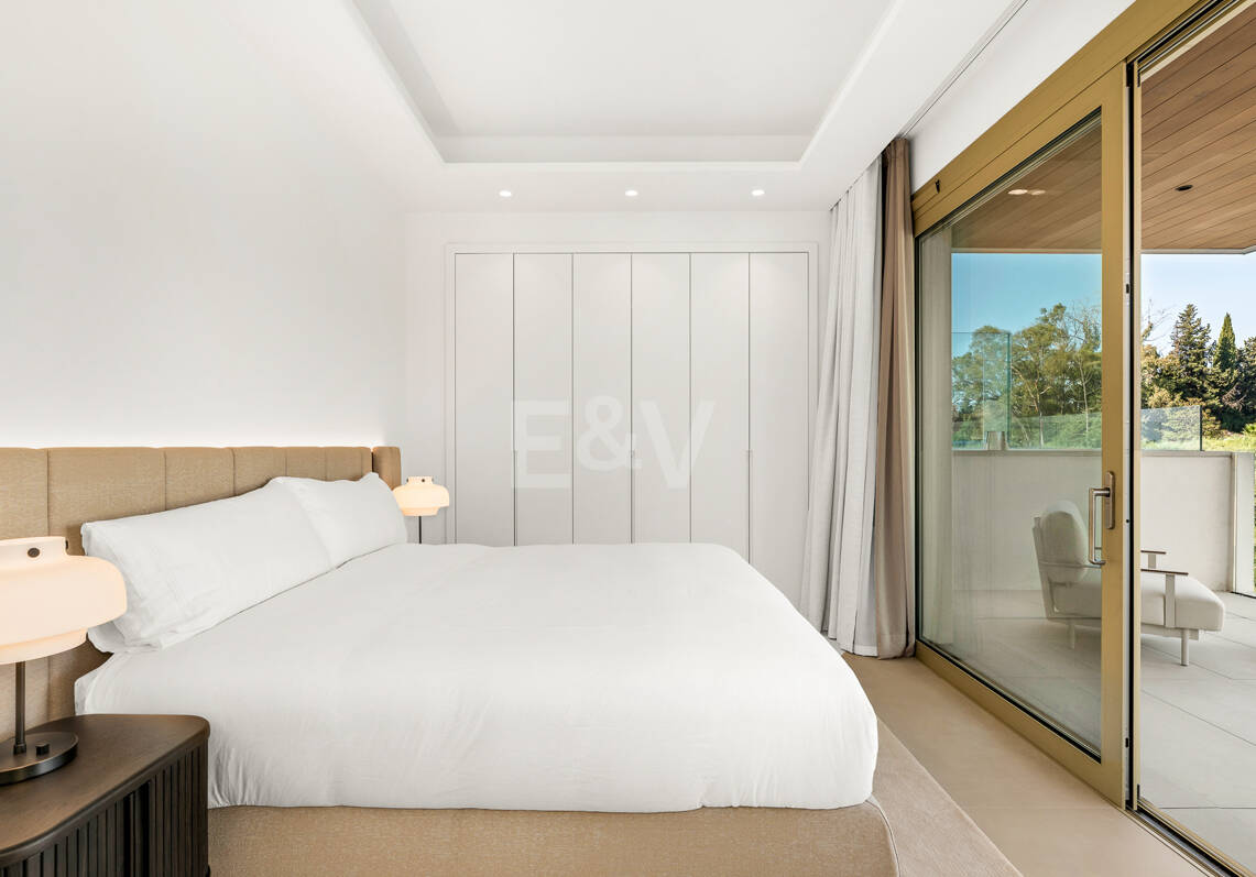Elegant Coastal Living in Marbella’s Prestigious Golden Mile