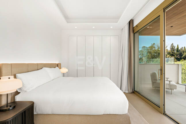 Elegant kustliv i Marbellas prestigefyllda gyllene mil